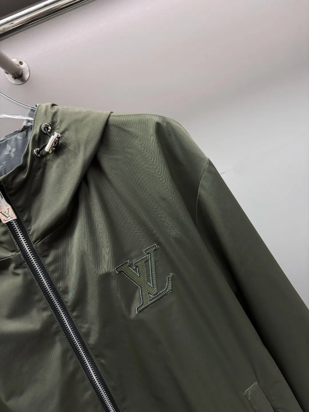 🅿️800 LV Dark Pattern Jacquard Reversible Jacket, full LV Fishnet jacquard, the whole body is designed with a full jacquard pattern. Through special jacquard weaving technology, the pattern presents a three-dimensional and layered effect on the fabric. This design is famous for its integration of classic jacquard patterns and brand logos, which not only shows the brand's classic elements, but also gives the product a unique design sense and recognition.  High-quality blended materials to ensure the clarity of the jacquard pattern and the durability of the fabric. The fabric is also windproof and waterproof to ensure the wearer can stay dry and warm in harsh environments. This fabric has excellent breathability and abrasion resistance, and can withstand wind and rain.  The entire piece is cut and sewn on the pattern! The quilting process is a delicate and complex technique that ensures that the pieces are cut on the same horizontal line and that the left and right, front and rear panels of the entire piece are arranged on the same horizontal line. The entire finished product is cut and sewn in position, and the pocket pieces are also precisely aligned, and the sewing process achieves a jacquard connection effect.  Sizes: M, L, XL, XXL, XXXL